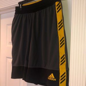 🏀 ADIDAS basketball shorts in Charcoal/Gold/Black, Sz. XL!